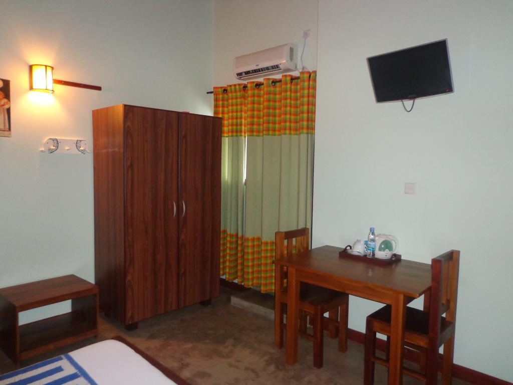 Blue Elephant Tourist Guesthouse Kudapaduwa Exterior foto