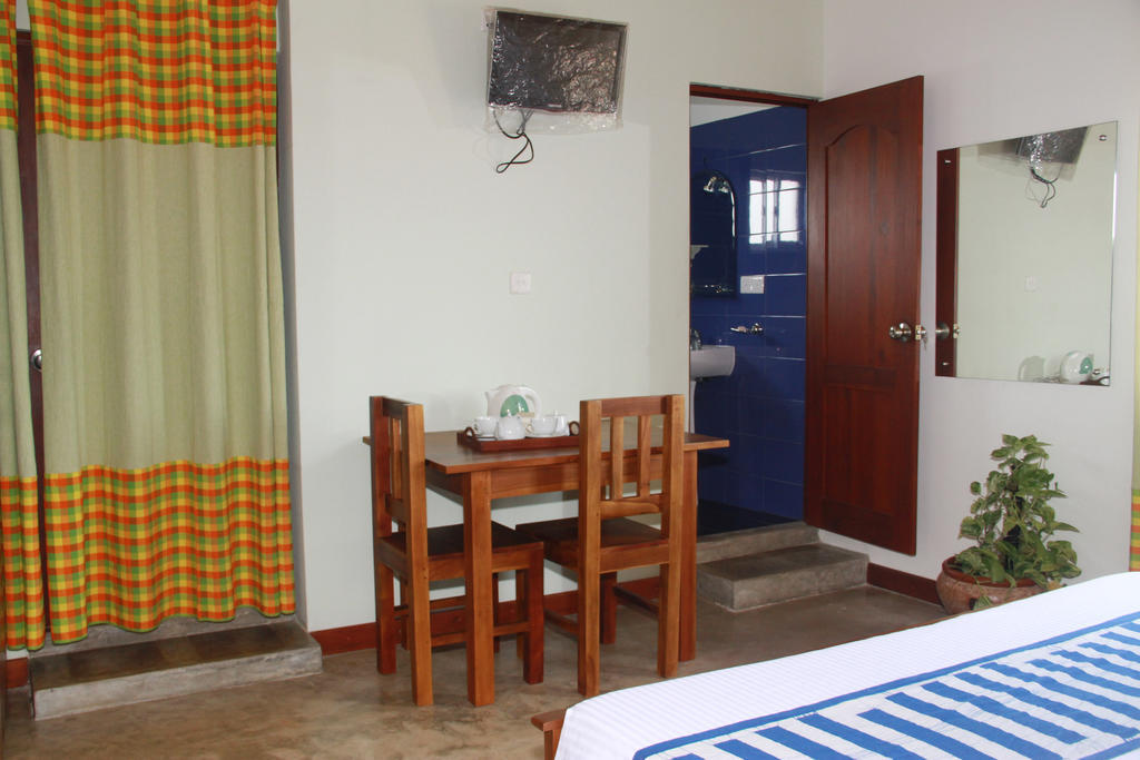 Blue Elephant Tourist Guesthouse Kudapaduwa Exterior foto